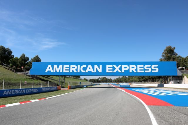 Una curva del circuito con el logo de American Express