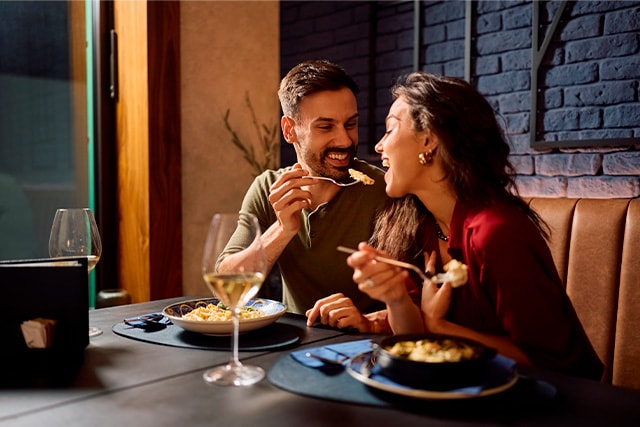 Una pareja cenando en un restaurante.