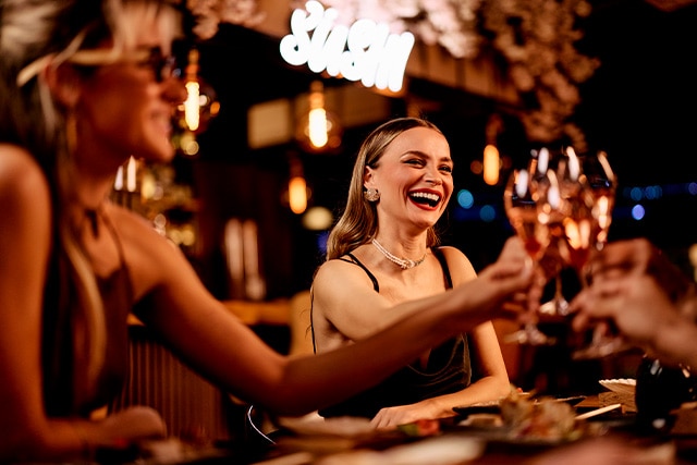 Un grupo de amigos brindando en un bar elegante.