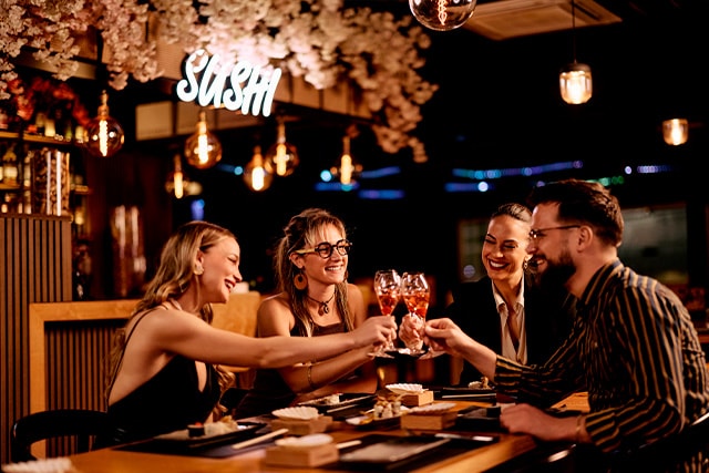 Un grupo de amigos brindando en un bar elegante.
