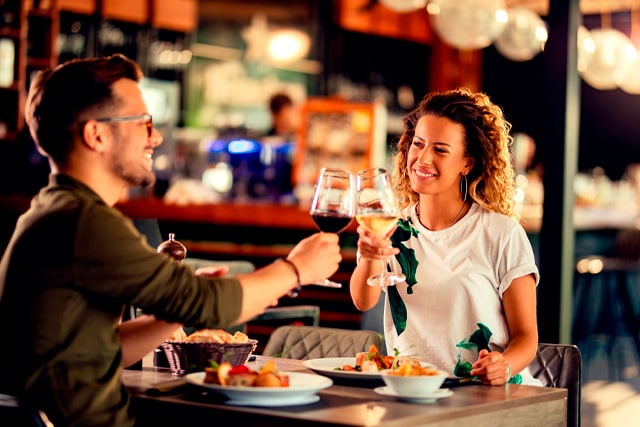 Una pareja brinda en un restaurante.