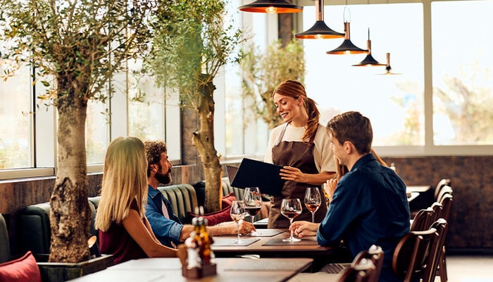Grupo de amigos en un restaurante.