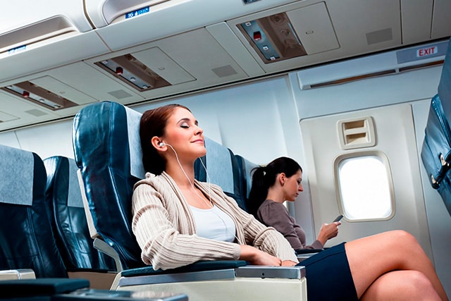 Dos mujeres sentadas en un avión.