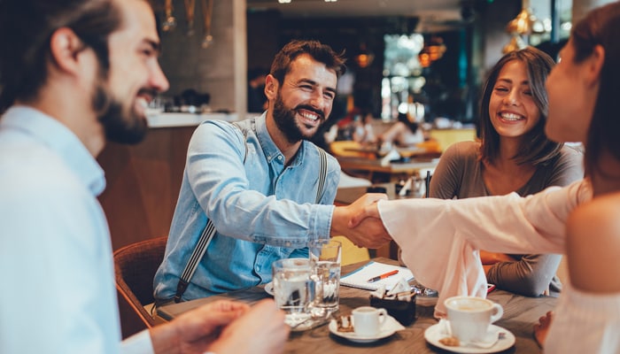 Amigos pasando el rato en un café