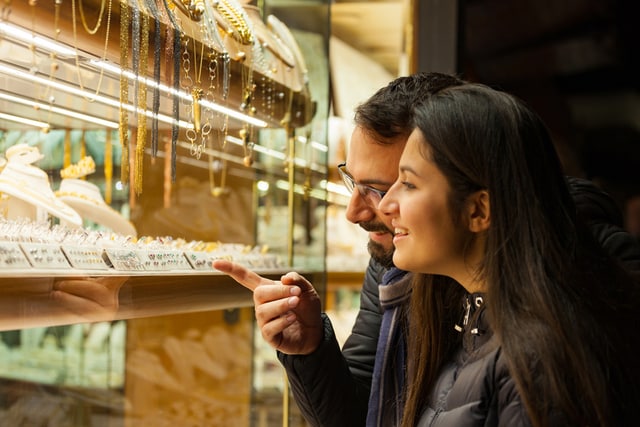 Pareja eligiendo anillos de boda mientras hacen compras en Florencia.