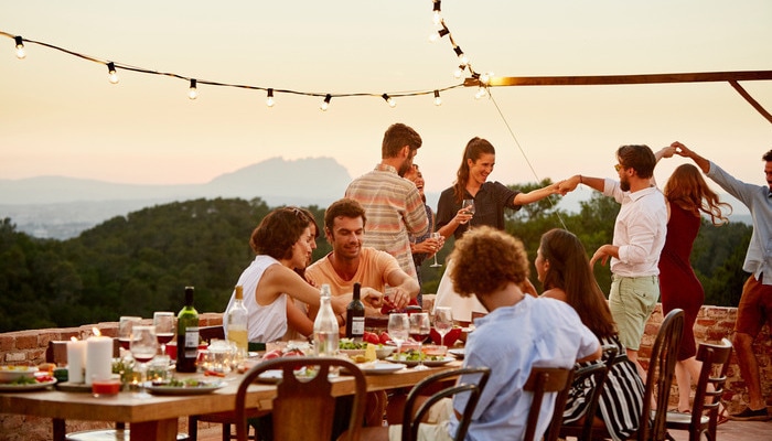 Amigos disfrutando de una comida juntos.