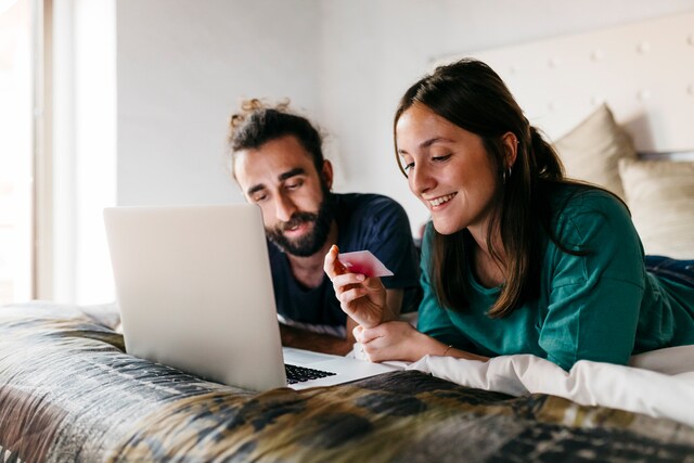 Pareja haciendo compras en línea.