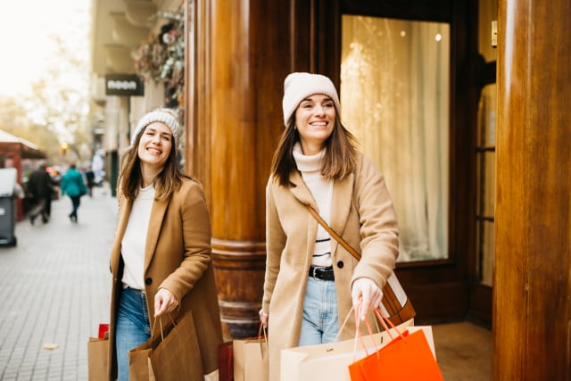 Amigas de compras en el extranjero.