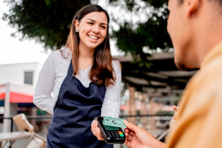 Cliente pagando con una tarjeta sin contacto.