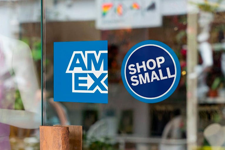 Logotipos de Amex y Shop Small en un escaparate.