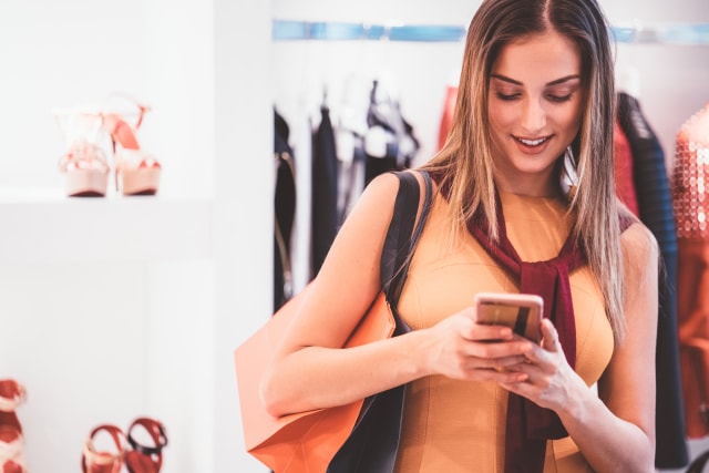 Mujer pasando el día en el centro comercial.