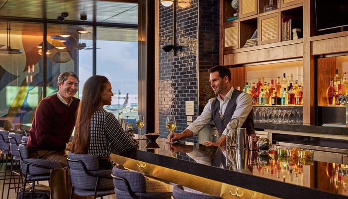 Una pareja en la Sala VIP del Aeropuerto de Atlanta.