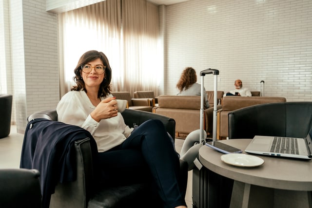 Mujer en la sala VIP de un aeropuerto.
