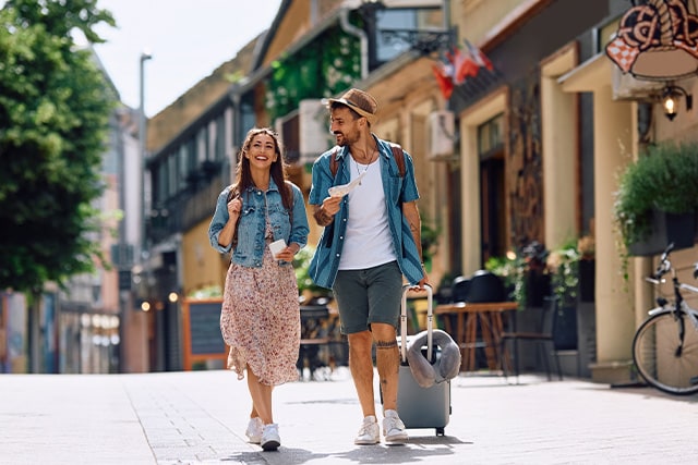 Una pareja caminando por una calle antigua en Europa.