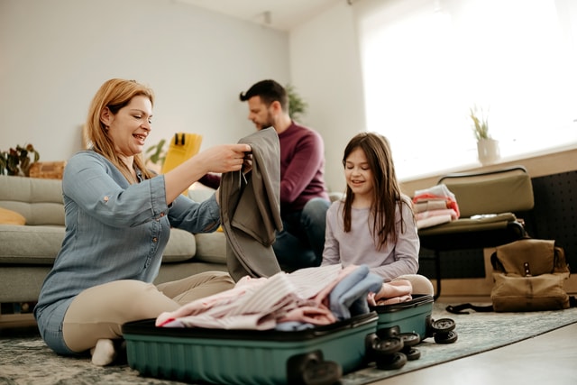 Familia está empacando para el viaje de regreso a casa.