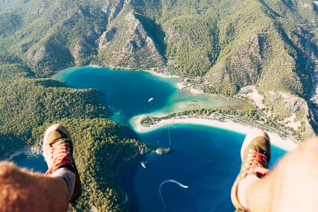 Punto de vista del parapente sobre la Laguna Azul de Ölüdeniz.