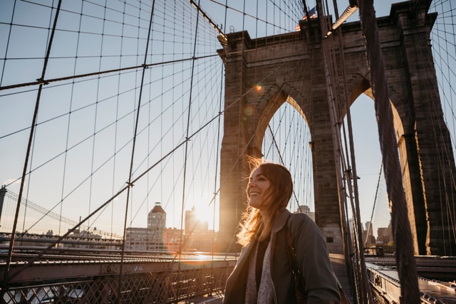Turista en el puente de Brooklyn al amanecer.