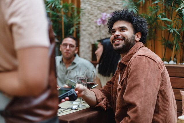 Hombre pagando con Tarjeta contactless.