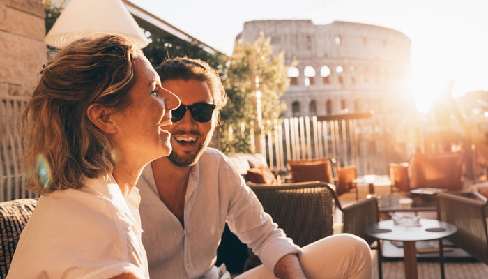 Una pareja disfrutando de un viaje a Roma.