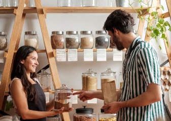 cliente en tienda de semillas