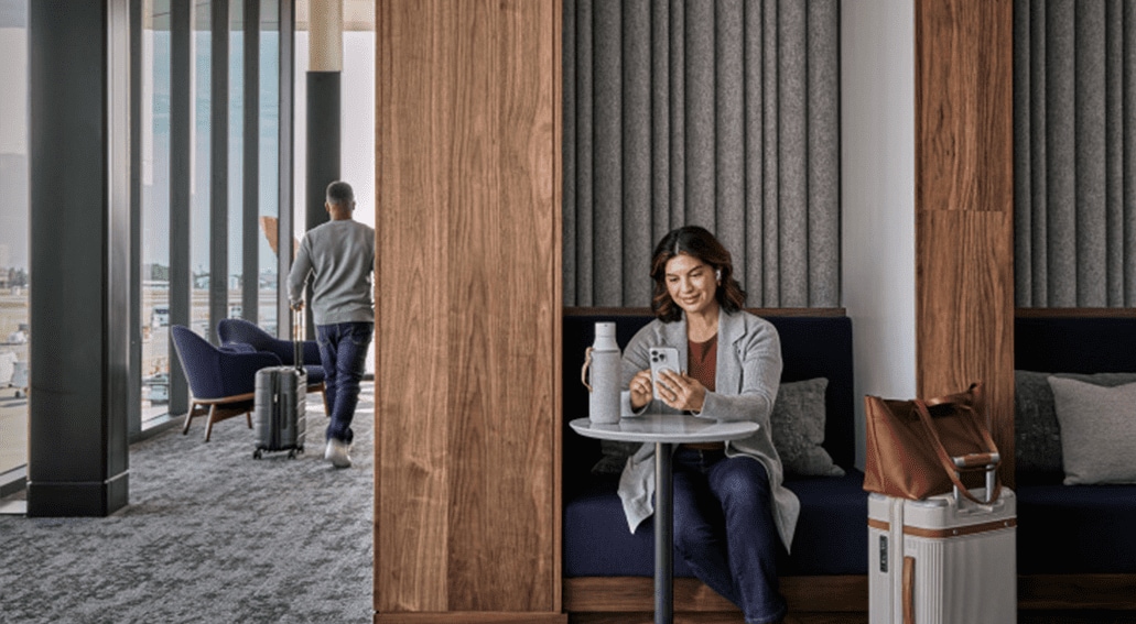 Mujer en sala de espera de aeropuerto.