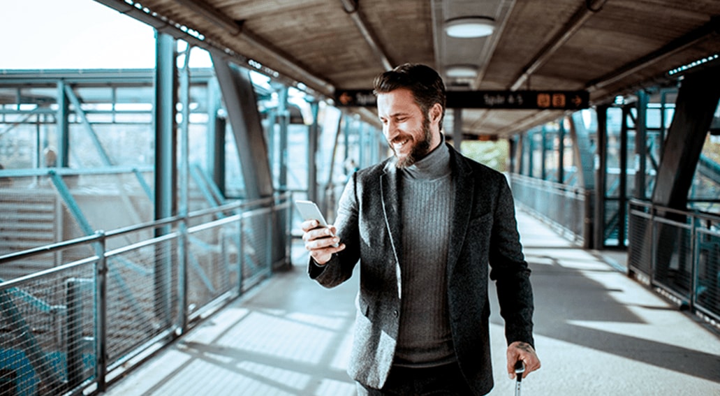 Hombre caminando en terminal aérea