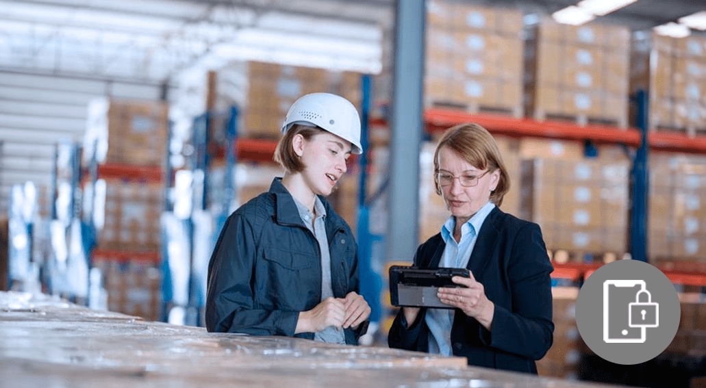 Mujeres platicando en medio de bodega.