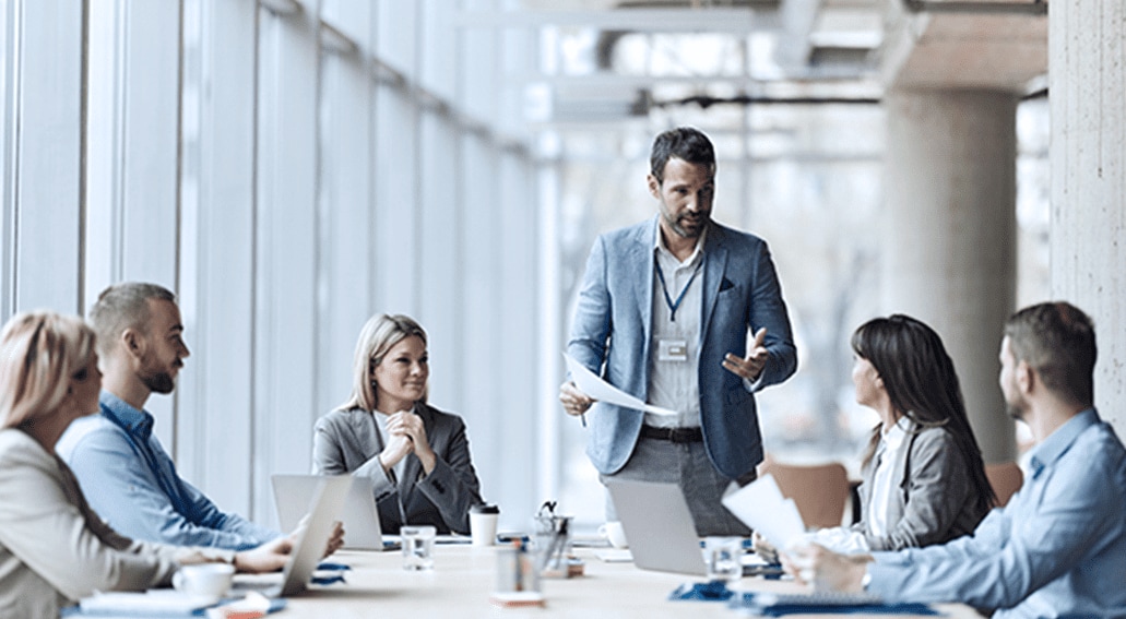 Personas en medio de una junta de negocios.