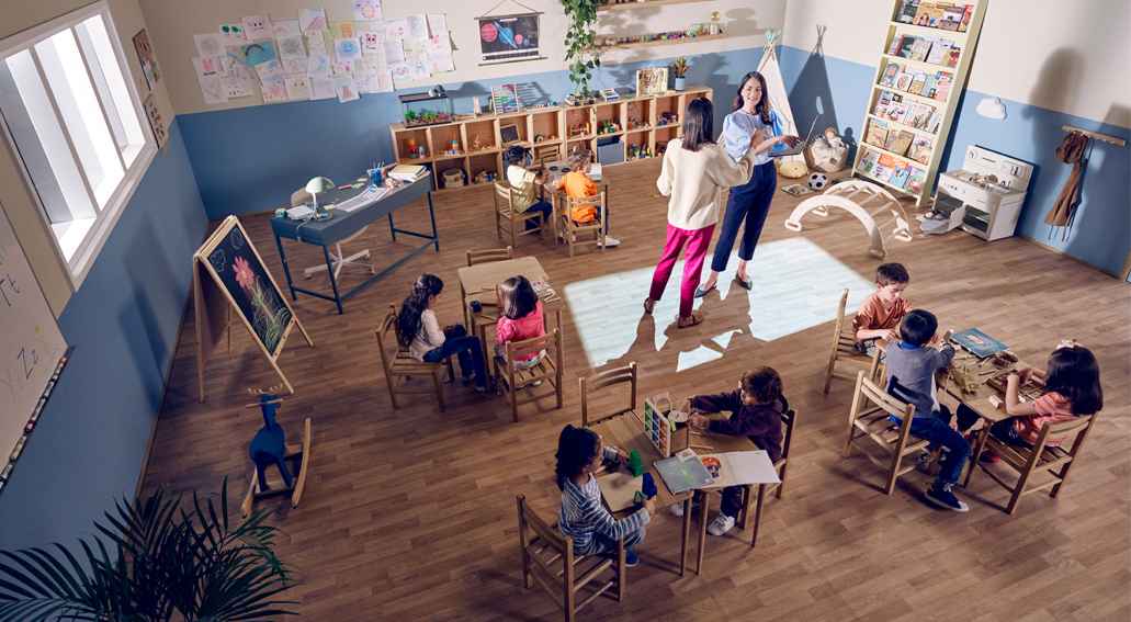 Maestra en salón de clases con niños