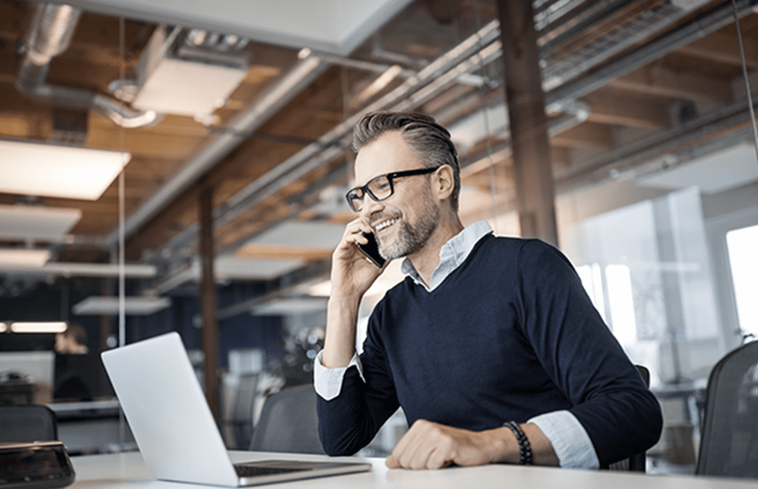 Hombre en oficina en llamada telefónica.