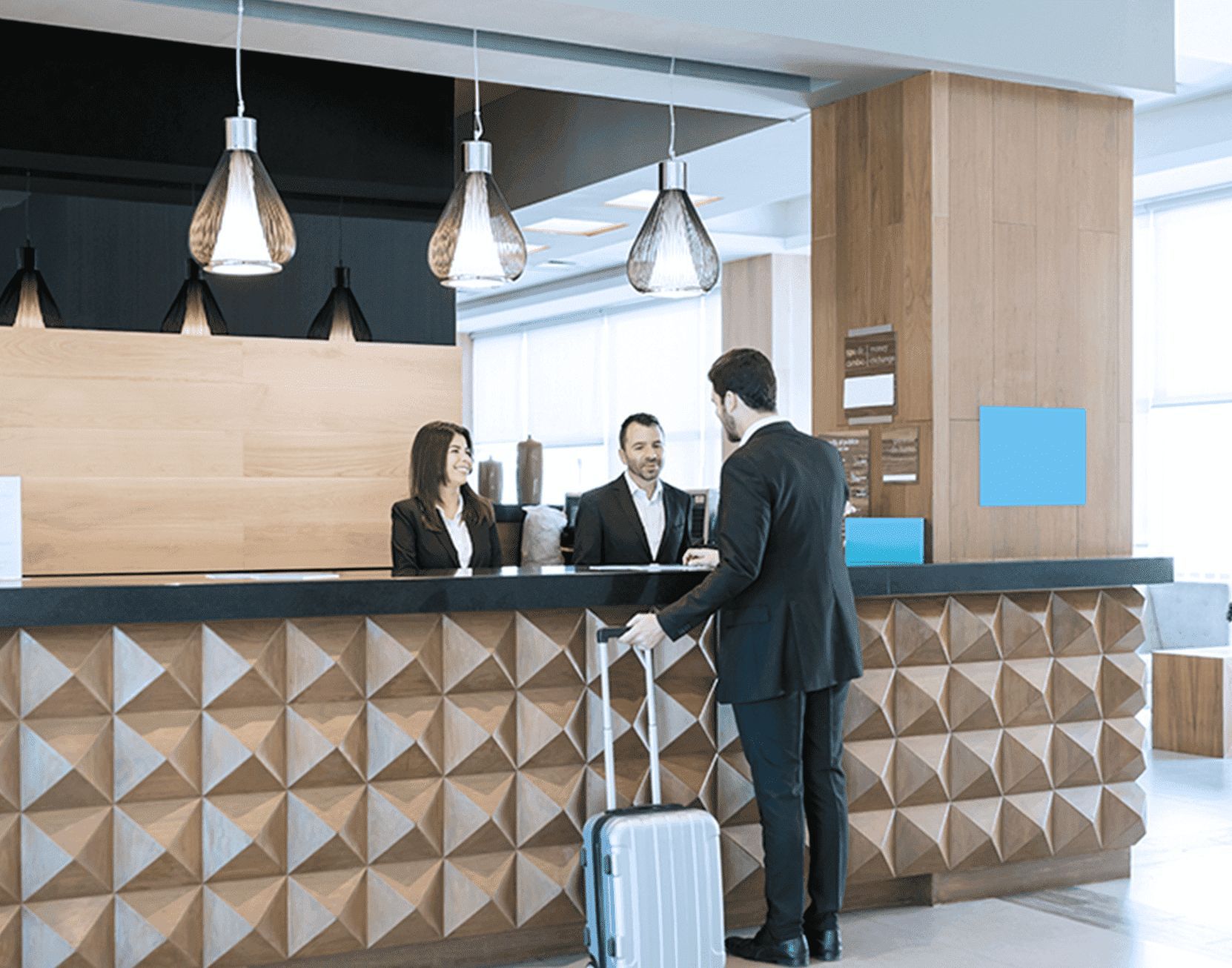 Hombre haciendo check-in en hotel.