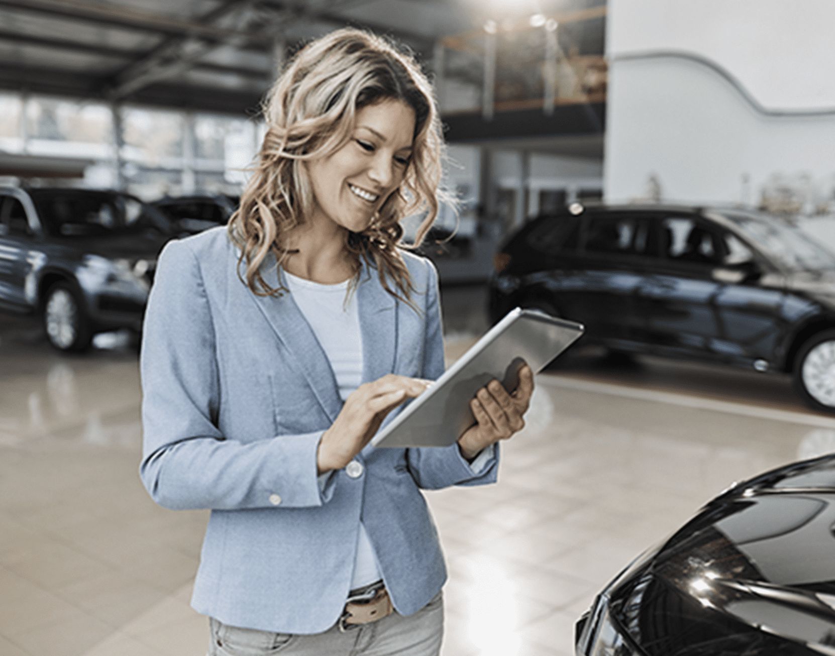 Mujer ejecutiva haciendo cotización en agencia de autos.