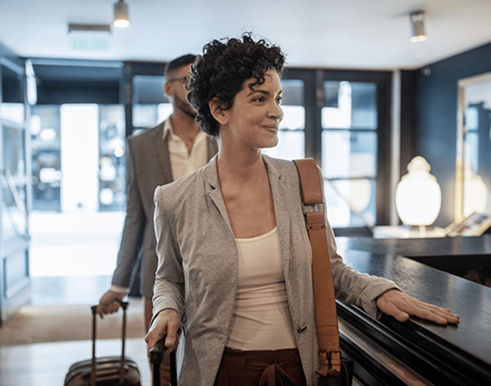 Mujer en recepción de hotel.