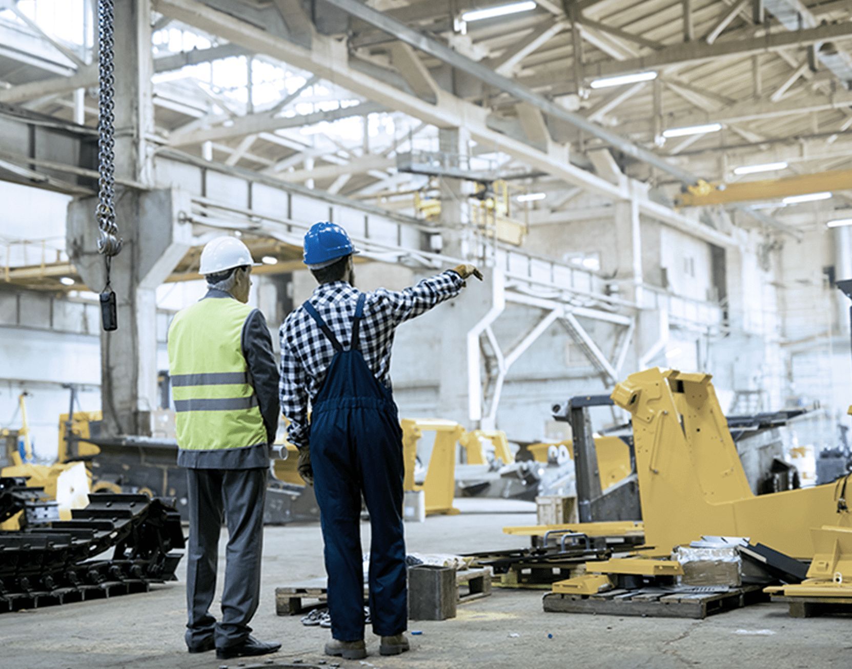 2 hombres en fábrica de construcción.
