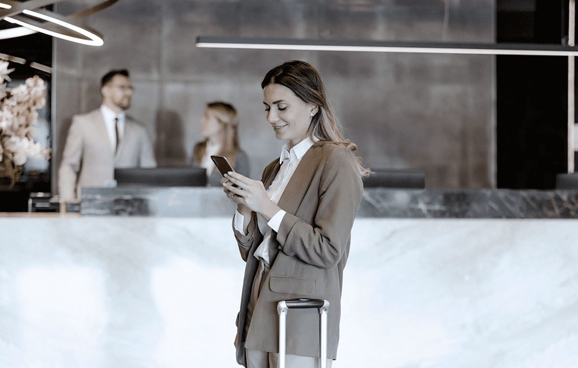 Mujer al teléfono en el loby de un hotel.       