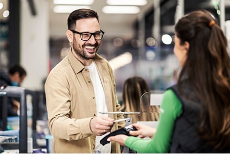 Persona comprando con su tarjeta American Express