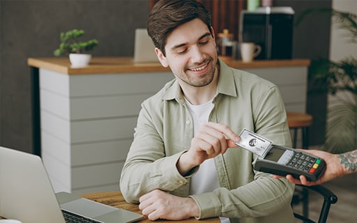 Persona utilizando la tecnología contactless para hacer un pago utilizando su AMEX