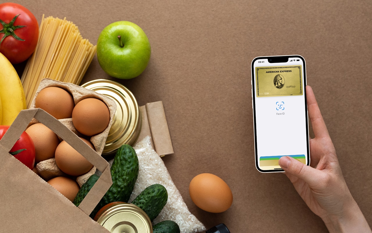 Persona haciendo una compra pagando con tarjeta AMEX a través de Apple Pay