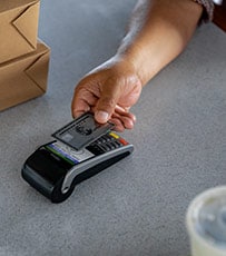 Imagen de repostar en la gasolinera