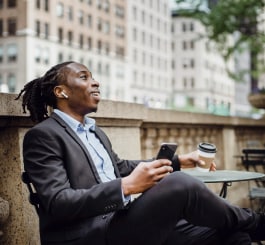  Homme au téléphone avec café
