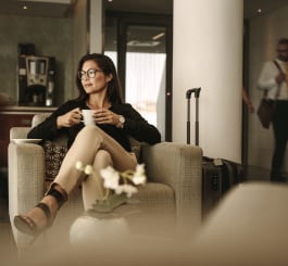  Femme buvant un café dans un aéroport