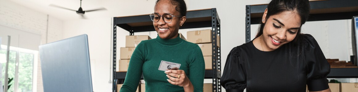 Deux femmes souriant dans un bureau