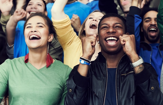 Foule de gens souriants à un concert