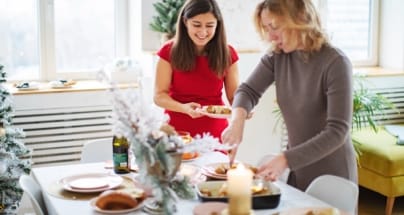 Deux personnes préparant un repas des Fêtes.