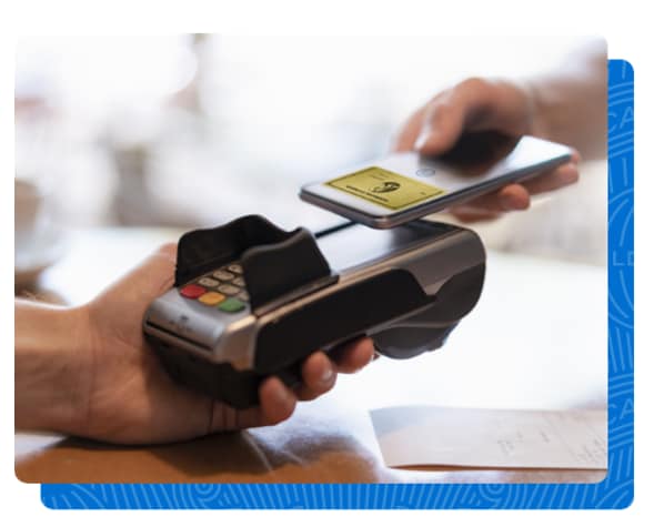 Une personne qui paye en sans contact via son Wallet, Apple Pay ou Google Pay