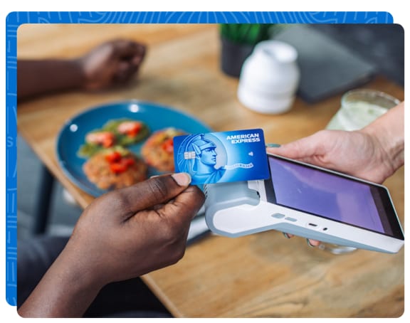 Une personne qui paye en sans contact avec sa Carte American Express