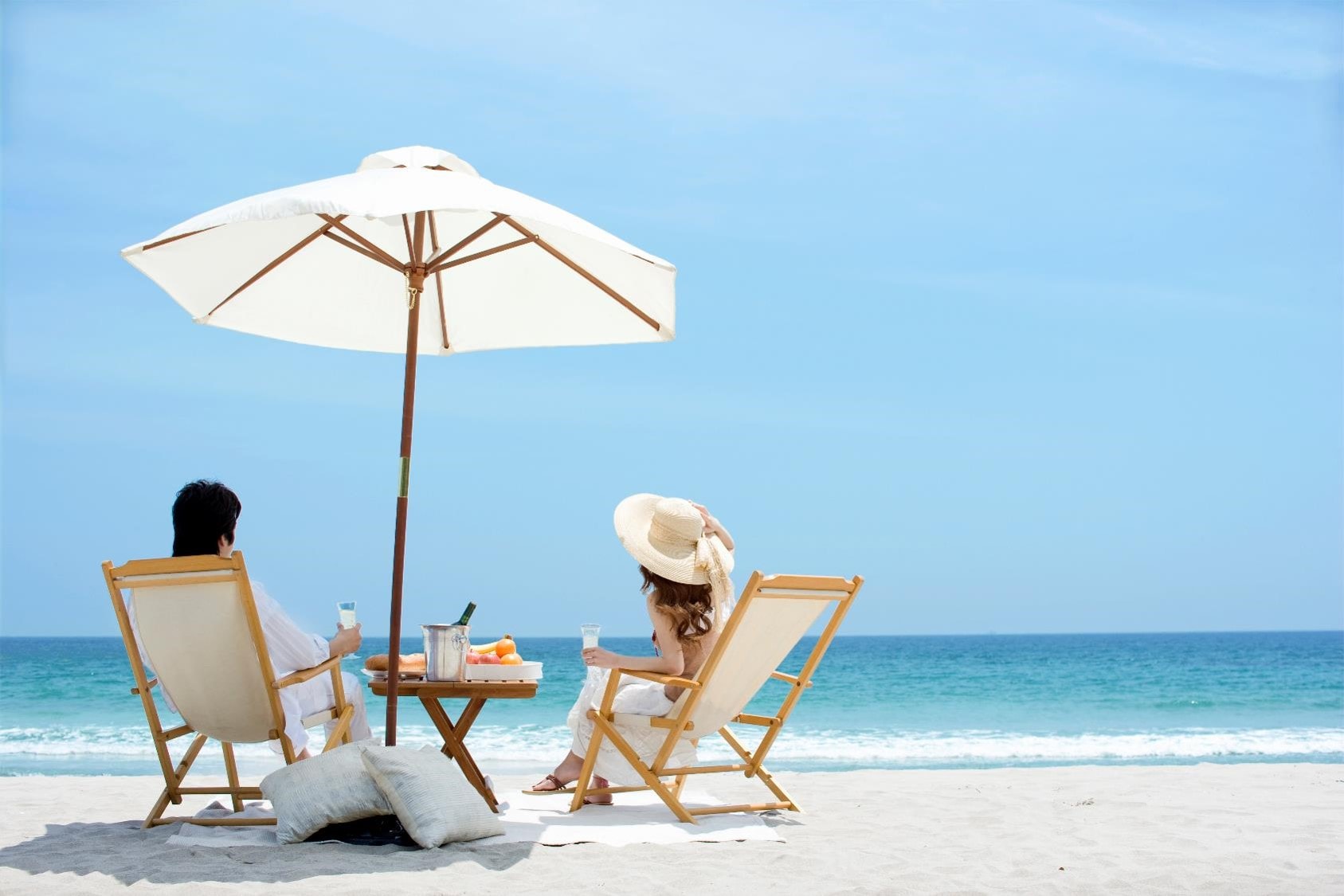 Couple sous un parasol à la plage