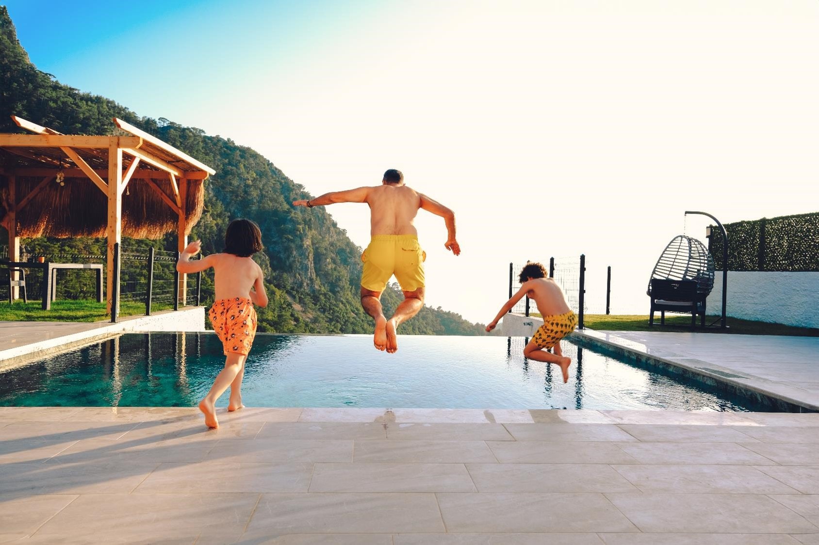 Famille sautant dans une piscine