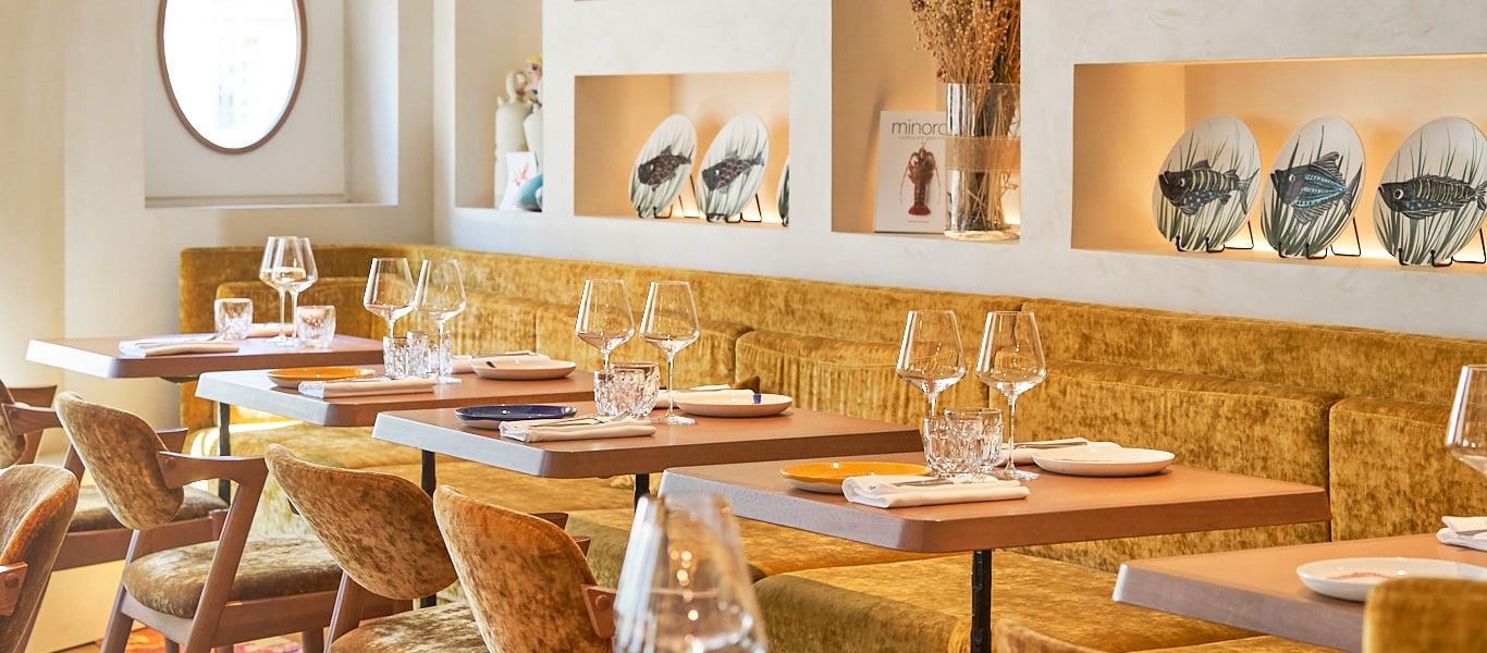 Comment avez-vous choisi de composer votre carte ?

SLQ : Notre carte est divisée en deux parties complémentaires. D’un côté, une cuisine d’écailler, préparée devant les clients derrière notre grand comptoir “cuisine ouverte”. On propose plusieurs plateaux de fruits de mer que l’on prépare et assemble minute avec de très beaux coquillages et crustacés : 90% des approvisionnements nous viennent directement d’éleveurs ou de pêcheurs avec qui on a tissé de vrais liens. Et puis, on fait aussi tout un travail autour du végétal. Les recettes changent en fonction des saisons : en ce moment, on a par exemple des asperges vertes servies avec de la poutargue râpée.

DLQ : Sur l’autre partie de la carte, on voulait proposer une offre de cuisine chaude, également à partager, qui laisse la place à la gourmandise et à des plats plus élaborés, comme nos pâtes langue d'oiseau aux sucs d'étrilles et à la chair de tourteau.

Si l’on venait à plusieurs déjeuner chez VIVE ce midi, que pourriez- vous nous suggérer, par exemple ?

SLQ : Vous pourriez commencer par un crudo de poisson, du thon gras Toro en sashimi, un thon rouge au pistou, de la sériole à la sauce chimichurri ou une daurade en ceviche… 

DLQ : … Et puis enchaîner sur une vive : chez nous, elle est levée par le dos, cuite au four puis grillée au chalumeau. On la sert avec une sauce émulsionnée à base d’épices thaï qu’on a mixées et fait sécher au four pendant deux jours à 50 degrés. On propose aussi un magnifique poulpe en demi-portion ou entier. Il cuit lentement dans son court-bouillon avant d’être grillé et servi avec une sauce gourmande à base d’ail confit et de harissa. 

vive maison mer