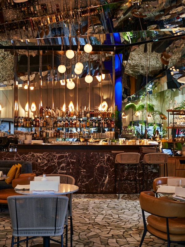 Le bar et son mur de miroirs Daroco